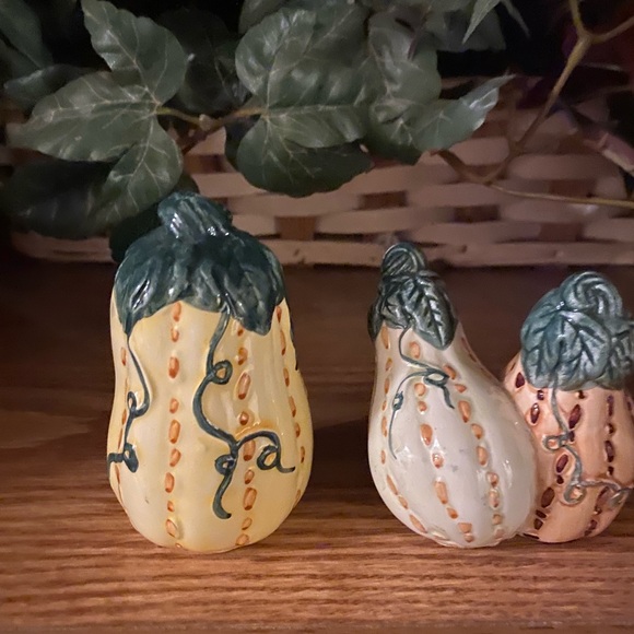 GOURD SALT AND PEPPER SHAKERS - Picture 3 of 3